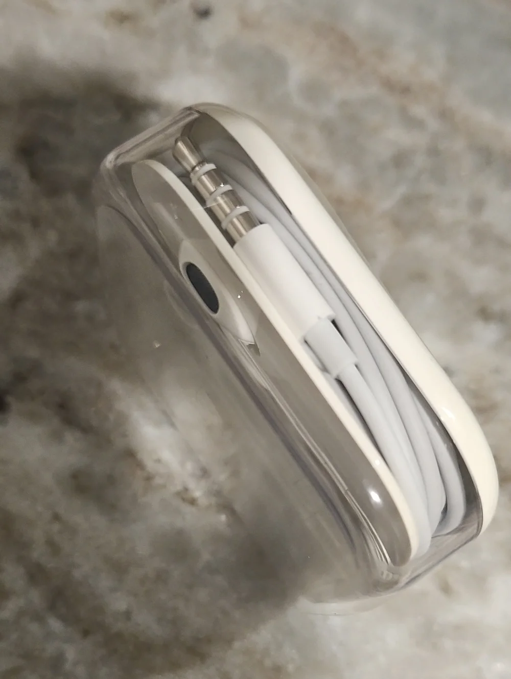 White Apple Wired Earbuds with Inline Remote